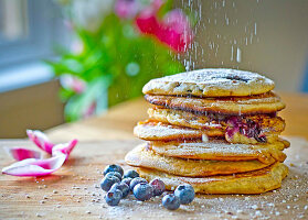 Pancakes mit Blaubeermarmelade und Puderzucker