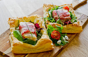 Puff pastries with cod wrapped in bacon