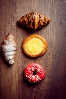 Donut, Croissants und Vanillegebäck