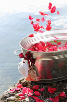 Salz-Öl-Bad mit Mandelöl, Kräuterölen und Rosenblättern