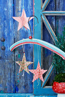 DIY paper stars on coat hanger with crocheted cover