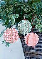 DIY-Weihnachtsbaumanhänger aus Papier