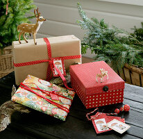 Verpackte Weihnachtsgeschenke mit DIY-Anhängern aus Papier