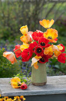 Frühlingsstrauß aus roten und orangefarbenen Tulpen