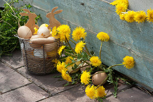 Decorate instead of pulling out: Dandelions as Easter decoration, Easter eggs, and Easter bunnies in a wire basket