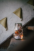 DIY-Windlichter mit Trockenblumen und Lichterketten