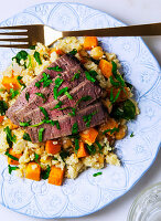 Steak auf Couscous mit Kürbiswürfeln