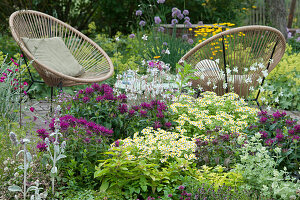 Acapulco armchair on the perennial bed with Scarlet beebalm 'Prärienacht', feverfew 'Aureum', white gaura, lamb's ear, carnation, lady's mantle, and Allium