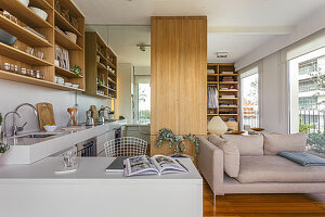 Küche mit offenen Regalen und Schlafbereich in offenem Wohnraum