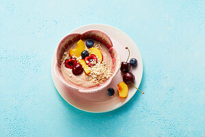 Nut yoghurt with fruit and oat flakes