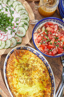 Kartoffelgratin mit Tomatensalat, Gurken und Radieschen