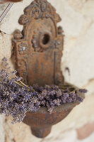 Vintage Wandbecken mit getrocknete Lavendelblüten