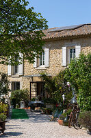 Provenzalisches Landhaus mit weißen Fensterläden, Terrasse und Garten