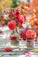 Kleine Herbststräuße aus Rosen, Hagebutten und Pfaffenhütchen