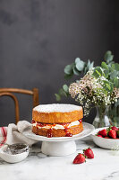 Victoria Sponge Cake mit Sahne und Erdbeermarmelade (England)