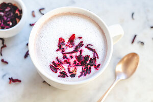 Moon Milk mit Hibiskusblüten