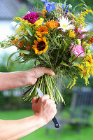 Blumenstrauß binden - Anschnitt, Stängel schräg anschneiden