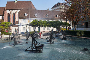 Tinguely-Brunnen (auch Fasnachts-Brunnen) auf dem Theaterplatz in Basel, Schweiz