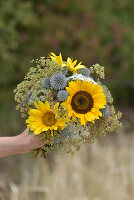 Spätsommerstrauß mit Sonnenblumen und Kugeldisteln