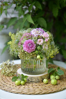 Spätsommerstrauß mit Dahlien, Samenstand der wilden Clematis, Samenstand der Jungfer im Grünen, Rosen und Fetthenne