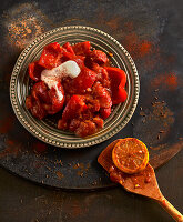 Orientalisches Tomaten-Paprika-Gemüse mit Sojajoghurt und Zitrone