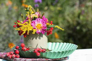 Bunter Herbststrauß aus Dahlien, Goldruten und roten Schneeballbeeren