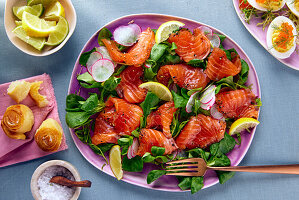 Lamb's lettuce with salmon and radishes