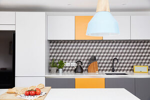 Geometrisch gemusterte Spritzschutzwand in moderner Küche London UK