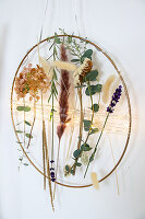 DIY-Flower Hoop mit Trockenblüten und Lichterkette