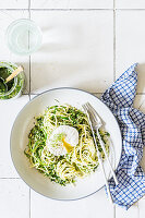 Low-Carb-Spaghetti mit Pesto und pochiertem Ei