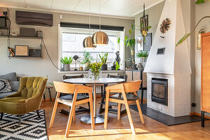 Einladender Essbereich vor Kamin im Wohnzimmer