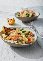 Fusilli mit Lachs, grünem Spargel und Zitronen