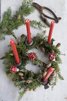 Adventskranz aus Hemlocktanne mit roten Kerzen