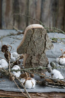 Pilz aus Rinde geschnitten, mit Baumwolle, Lärchenzweigen und Zapfen