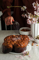 Colomba (Traditioneller italienischer Osterkuchen mit Mandeln in Taubenform)