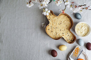 Colomba - italienischer Osterkuchen mit Mandeln in Taubenform, ungebacken