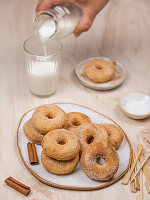 Donuts mit Zucker und Zimt