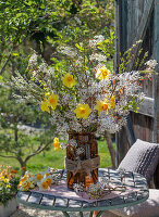 Blumenstrauß mit Felsenbirne (Amelanchier), Narzissen (Narcissus), Spierstrauch, (Spiraea arguta)