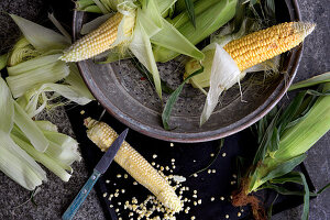 Fresh corn on the cob with leaves