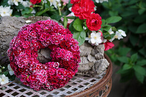 Blumenkranz aus Bartnelken (Dianthus barbatus) und Jasmin (Jasminum)