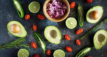 Avocado, rote Zwiebeln, Tomaten, Rosmarin und Limetten