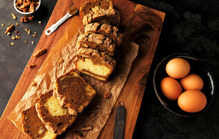 Marmorkuchen, in Scheiben geschnitten auf Holzbrett