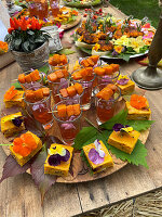 Herbstlich gedeckter Tisch mit Teegelee und Kürbiskuchen