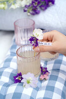 Limonade in Gläsern mit Ritterspornblüten