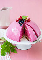 Redcurrant dome cake with macaroon base