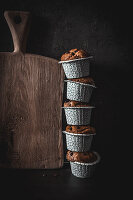 Schokoladen-Muffins in Papierförmchen, gestapelt