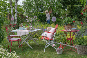 Gedeckter Tisch fürs Sommerfest im Garten