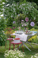 Gedeckter Tisch fürs Sommerfest im Garten