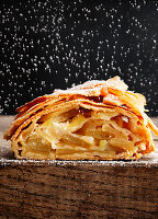 Bayerischer Apfelstrudel mit Puderzucker