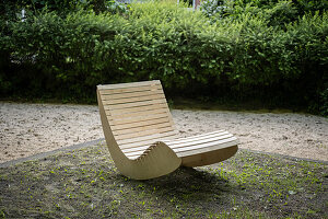 Curved DIY relaxation lounger in the garden